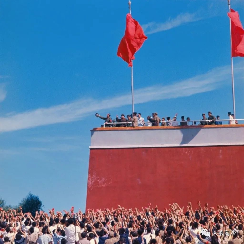毛主席：“年轻人要向他们挑战，要指名道姓。”