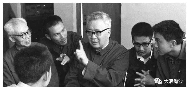 毛主席：“年轻人要向他们挑战，要指名道姓。”